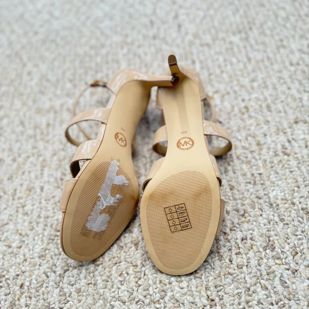 MICHAEL KORS Kinsley‎ Faux Patent Leather Sandal Size 9M Beige Strap